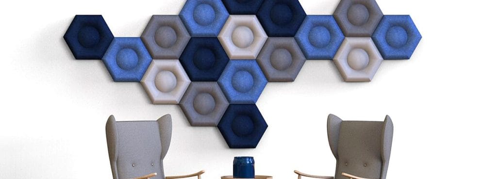 Εξαγωνικά ακουστικά πάνελ τσόχας PET Hexa Core σε μπλε, γκρι και κρεμ, διατεταγμένα σε κυψελωτό μοτίβο σε τοίχο.