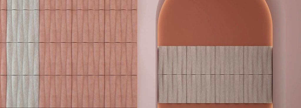 Ηχοαπορροφητικά πάνελ 3D Precision Weave με νευρώσεις τσόχας σε τόνους τερακότα και μπεζ, σε τοίχο σύγχρονου εσωτερικού χώρου.
