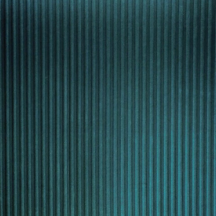 Σκούρο πετρόλ ακουστικό πάνελ Ripples με κάθετο ραβδωτό σχέδιο τσόχας και απαλές, ρυθμικές σκιές ανάγλυφου.