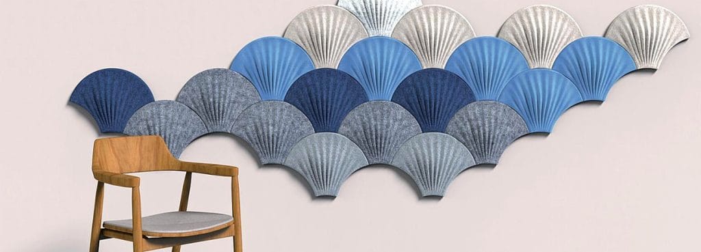 Ακουστικά πάνελ τοίχου Seashell Ripple σε μπλε και γκρι μοτίβο κοχυλιού, από τσόχα PET με τρισδιάστατη υφή.