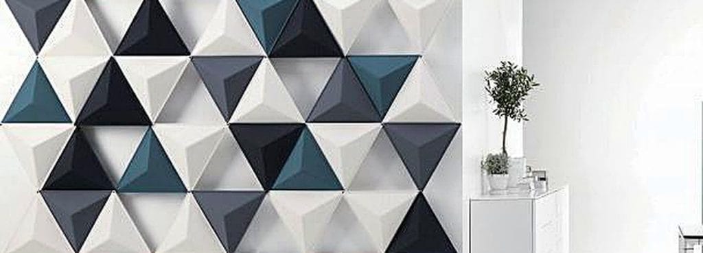 Ακουστικά πάνελ τοίχου Tri Prism με πολυεδρικά τριγωνικά σχήματα από τσόχα σε αποχρώσεις του μπλε, του γκρι και του λευκού.