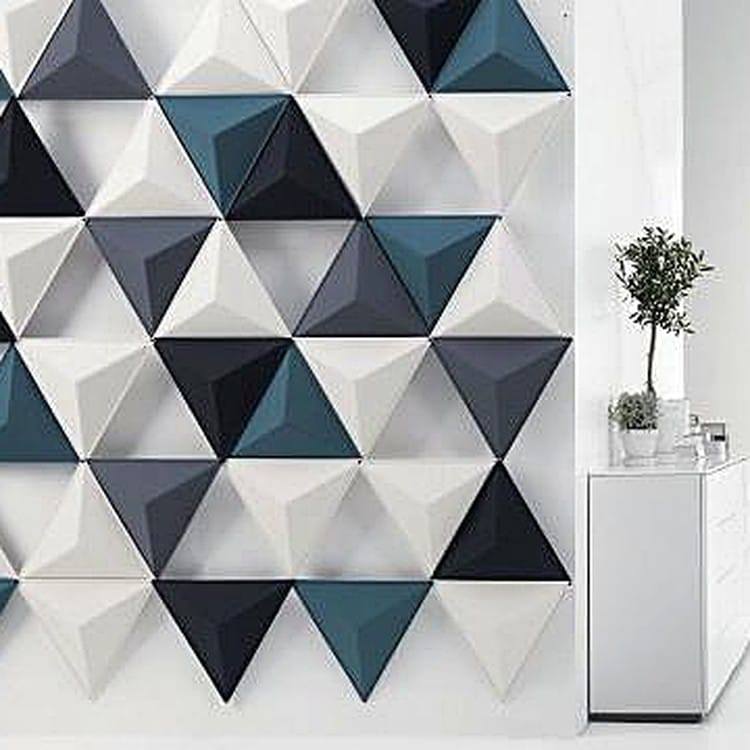 Ακουστικά πάνελ Tri Prism διατεταγμένα σε αιχμηρό τριγωνικό πλέγμα, σε συνδυασμό τσόχας σκούρου μπλε, πετρόλ και κρεμ.