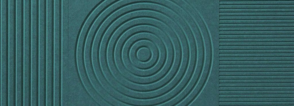 V-Flute Carved Acoustic Panel από τσόχα PET σε σκούρο πετρόλ, με γεωμετρικά μοτίβα από γραμμές και ομόκεντρους κύκλους.