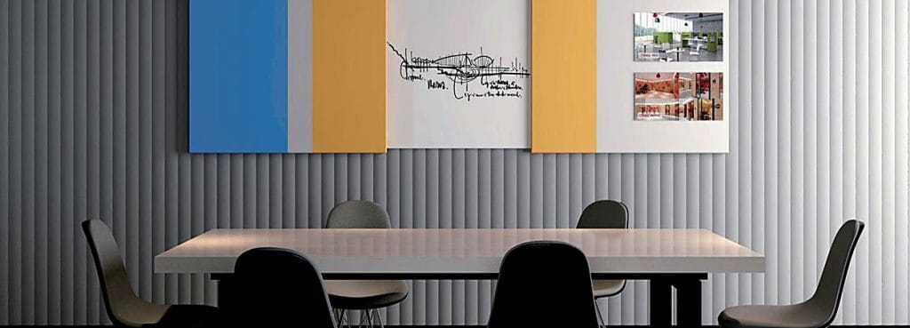 Ακουστικό πάνελ Valen Wave 70mm σε τοίχο σύγχρονου γραφείου, με γκρι ραβδωτή υφή και πολύχρωμα πάνελ ως πινελιές χρώματος.