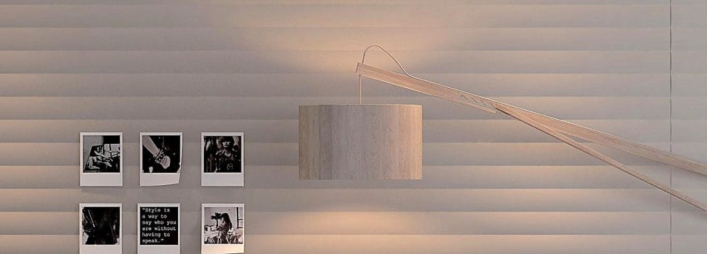 Ηχοαπορροφητικό πάνελ Valen Wave Horizontal με μαλακές κυματιστές περσίδες από τσόχα PET σε ουδέτερο τόνο και σύγχρονο φωτιστικό τοίχου.