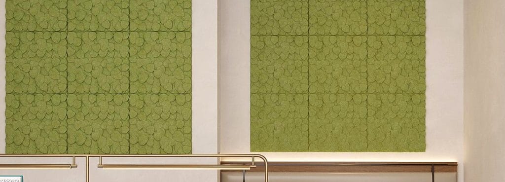 Ακουστικά πάνελ τοίχου Verdant Shade με επικαλυπτόμενα μοτίβα πράσινων φύλλων από ανάγλυφη τσόχα PET.