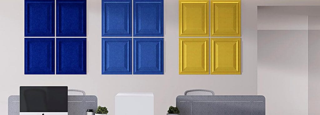 Ηχοαπορροφητικά πάνελ Wall Guard με κλασικό σχέδιο ανάγλυφης ταμπλαδωτής επένδυσης, από τσόχα PET σε έντονο μπλε και κίτρινο.