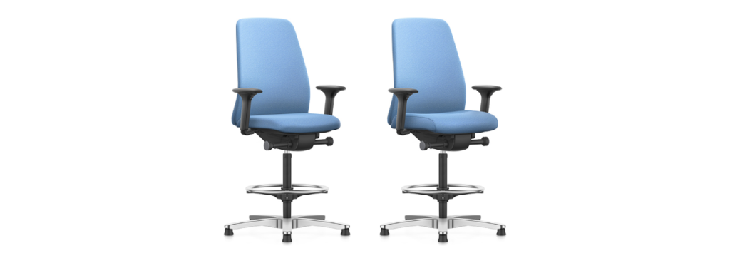 Καρέκλα EVERYis1 Counter Chair της Interstuhl σε δύο εκδοχές.